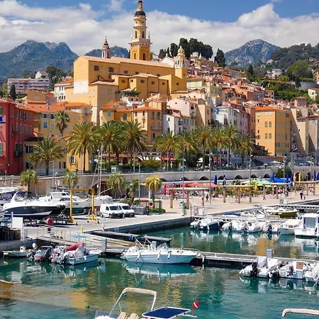 Le Pamela Face A La Menton