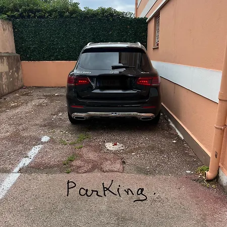 Le Pamela Face A La Menton