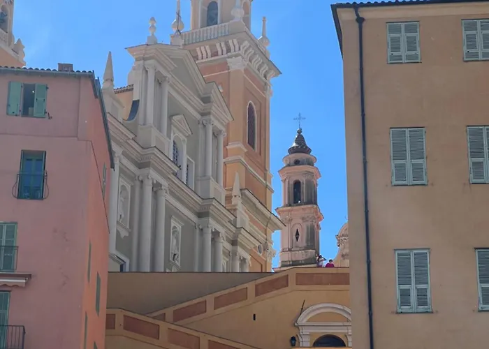 Le Pamela Face A La Menton